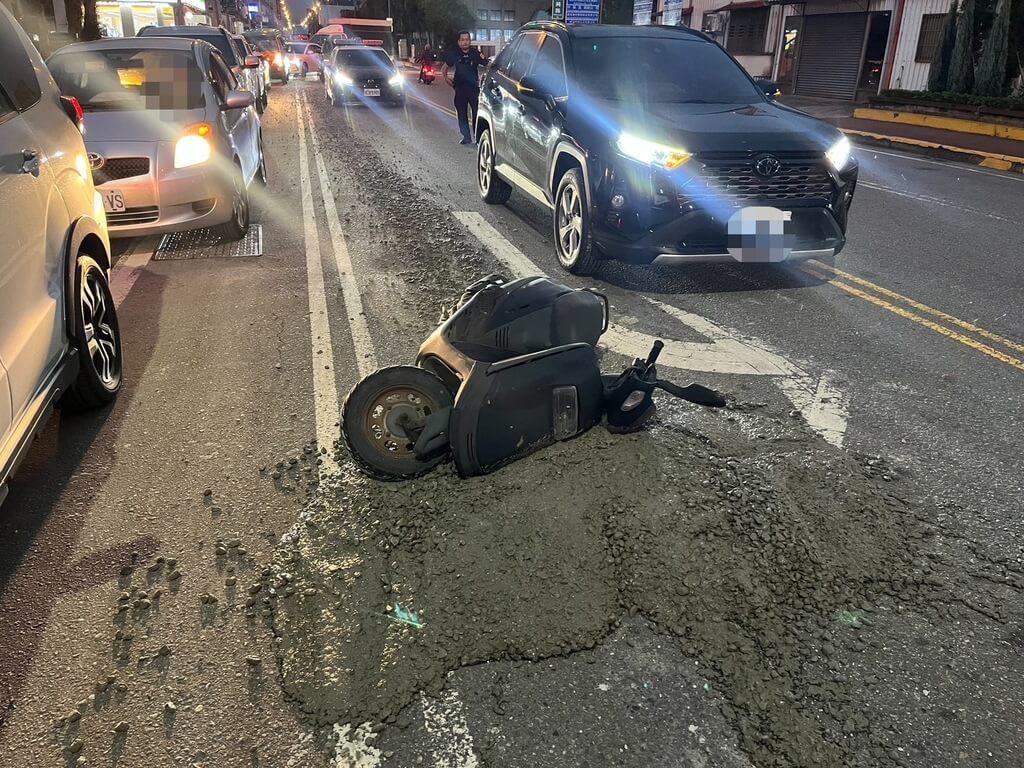 苗栗銅鑼混凝土掉落釀摔車 警調監視器開罰 苗栗銅鑼混凝土掉落釀摔車 警調監視器開罰