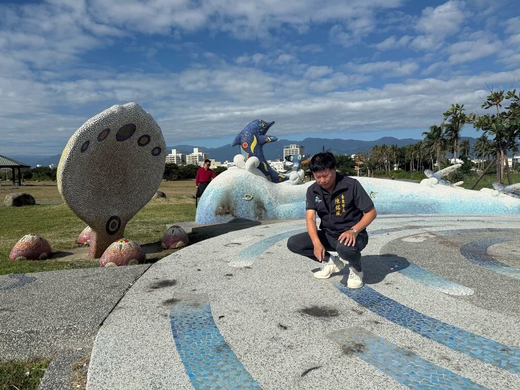台東海濱公園海洋意象廣場遭燒木熏黑 市公所報警 台東海濱公園海洋意象廣場遭燒木熏黑 市公所報警