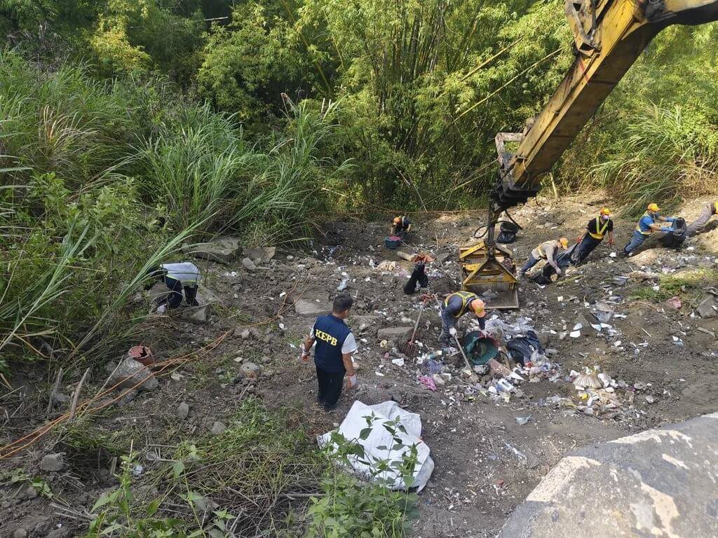 高雄燕巢月世界遭偷倒大量家用垃圾 中午前清畢復原 高雄燕巢月世界遭偷倒大量家用垃圾 中午前清畢復原