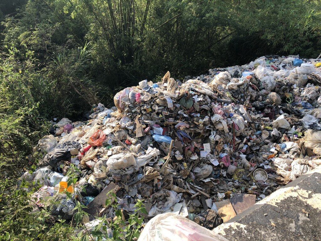 高雄月世界遭棄置廢棄物 台南某清除業者涉重嫌 高雄月世界遭棄置廢棄物 台南某清除業者涉重嫌