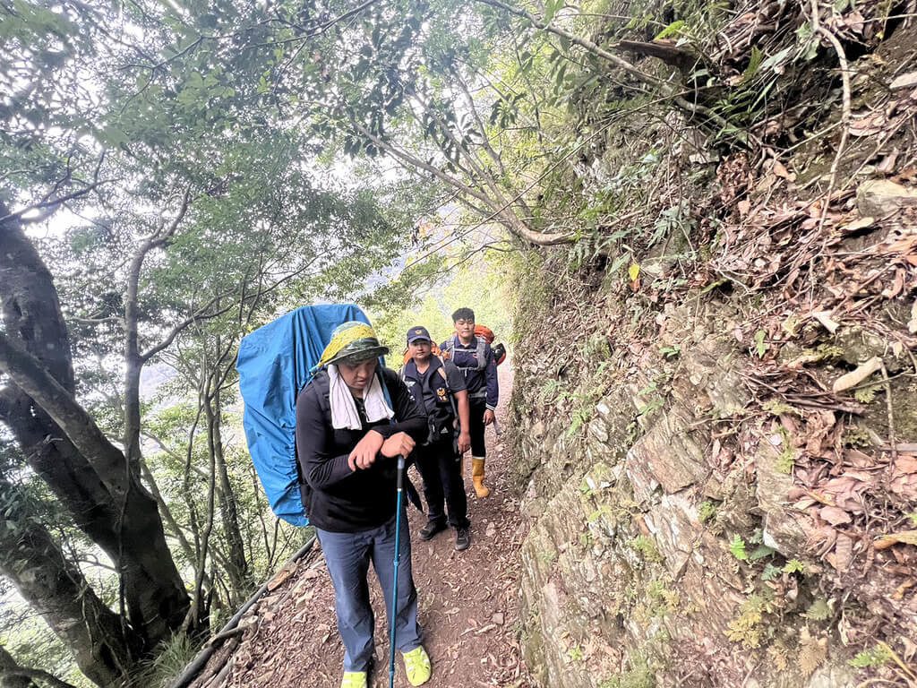 保七刑大隊長攀秀姑巒山 倒臥路旁無生命跡象 保七刑大隊長攀秀姑巒山 倒臥路旁無生命跡象