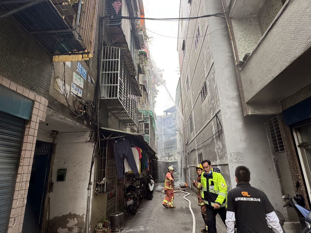 新北新莊住宅頂樓火警 4人疏散無受困 新北新莊住宅頂樓火警 4人疏散無受困