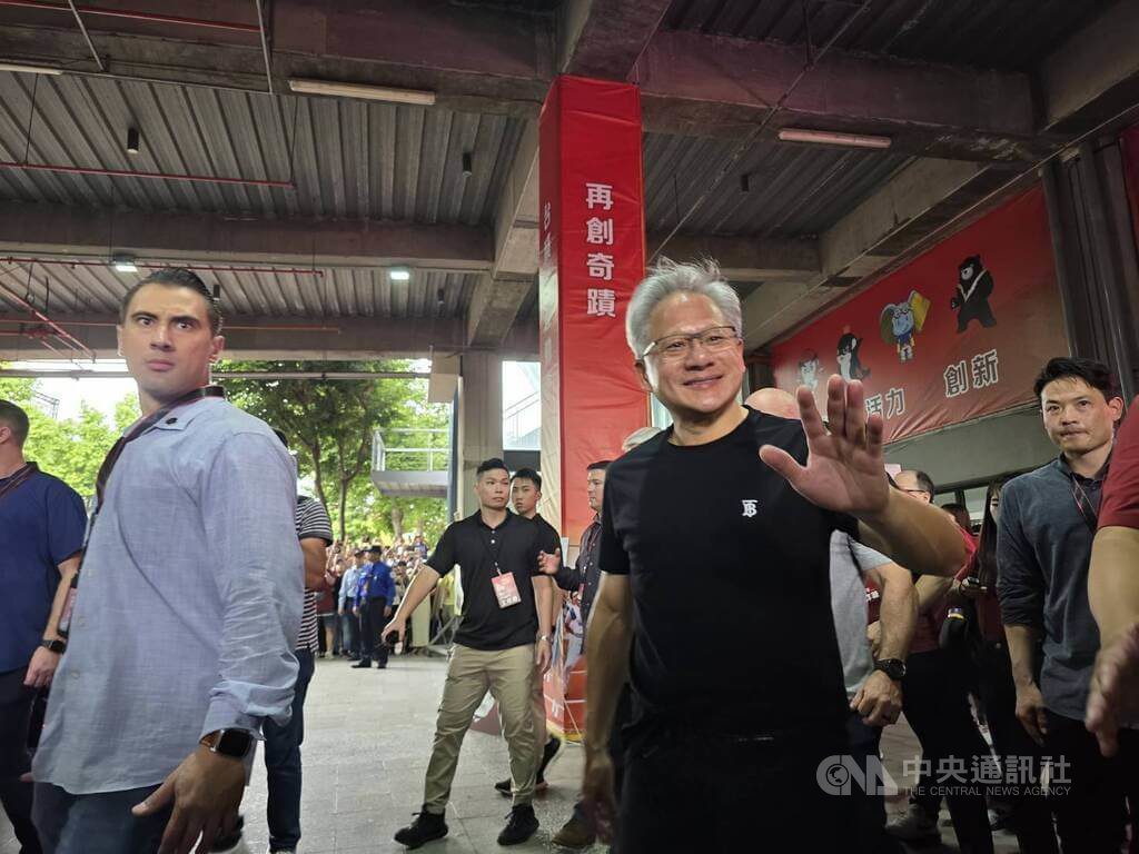 科技巨頭攻AI晶片受威脅?黃仁勳:輝達架構應用更廣 科技巨頭攻AI晶片受威脅?黃仁勳:輝達架構應用更廣