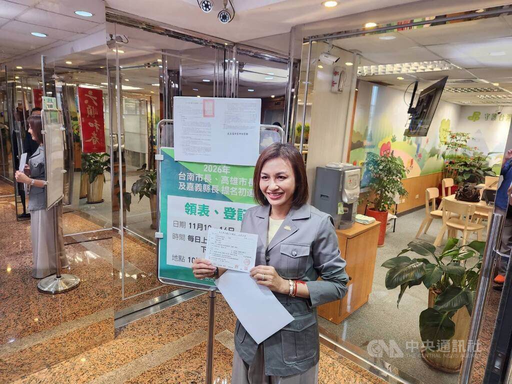 搶頭香完成高雄市長初選登記 邱議瑩:我準備好了 搶頭香完成高雄市長初選登記 邱議瑩:我準備好了