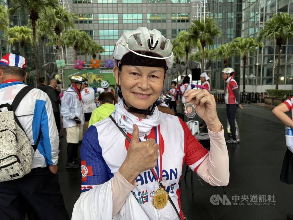 不倒騎士攜已故親人照環台 傳遞及早檢查防癌觀念 不倒騎士攜已故親人照環台 傳遞及早檢查防癌觀念