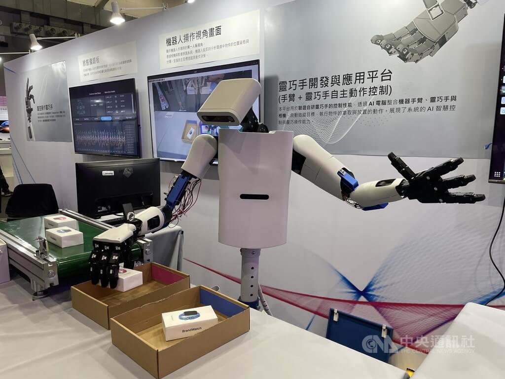鴻海科技日開放民眾參觀 人形機器人應用成焦點 鴻海科技日開放民眾參觀 人形機器人應用成焦點