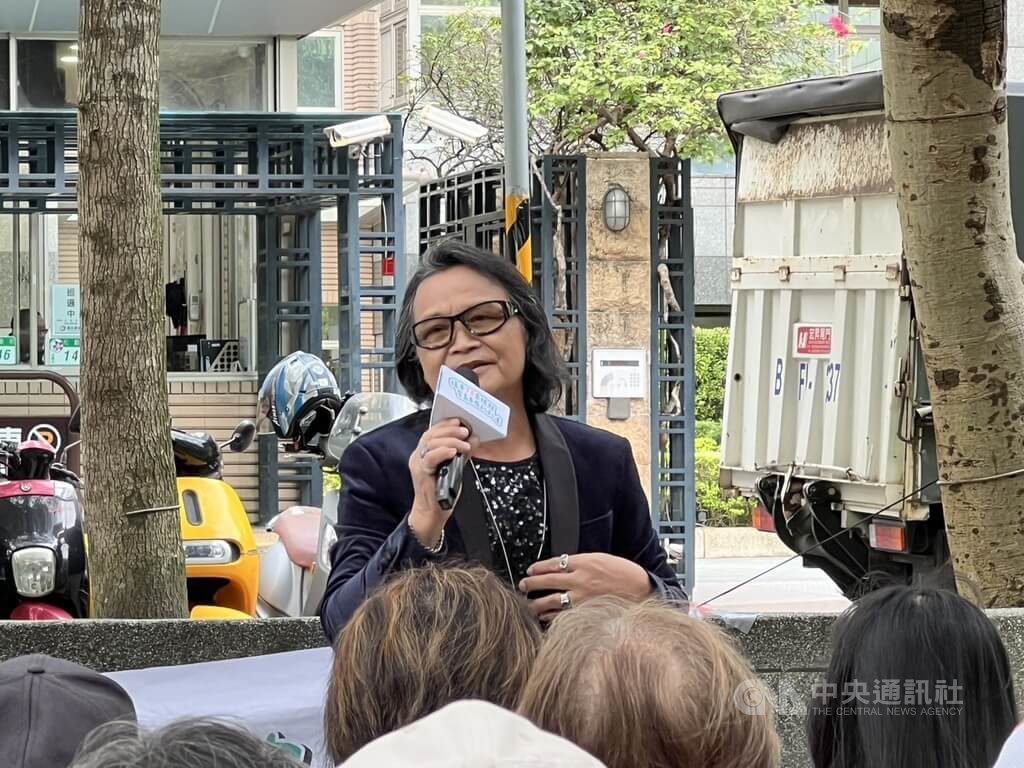 沈文程快閃宣導高齡換照新制 喊「第一個報到」 沈文程快閃宣導高齡換照新制 喊「第一個報到」