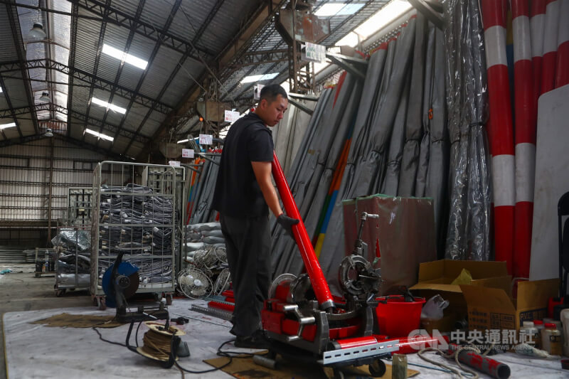 圖為新北市土城區一處工廠工作人員正進行廠區設備維護工作。（中央社檔案照片）