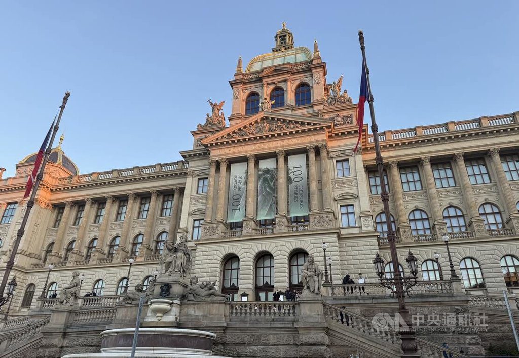 從烏克蘭國旗到故宮海報 捷博館外牆意見交鋒 從烏克蘭國旗到故宮海報 捷博館外牆意見交鋒