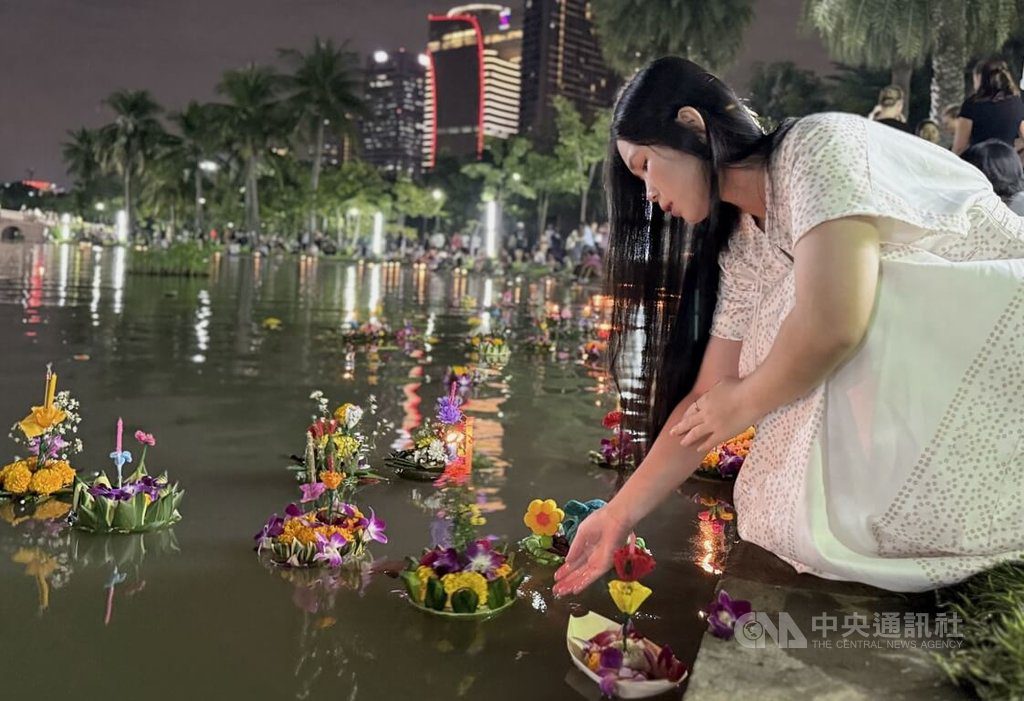 泰國低調迎水燈節 緬懷追思王太后辭世 泰國低調迎水燈節 緬懷追思王太后辭世