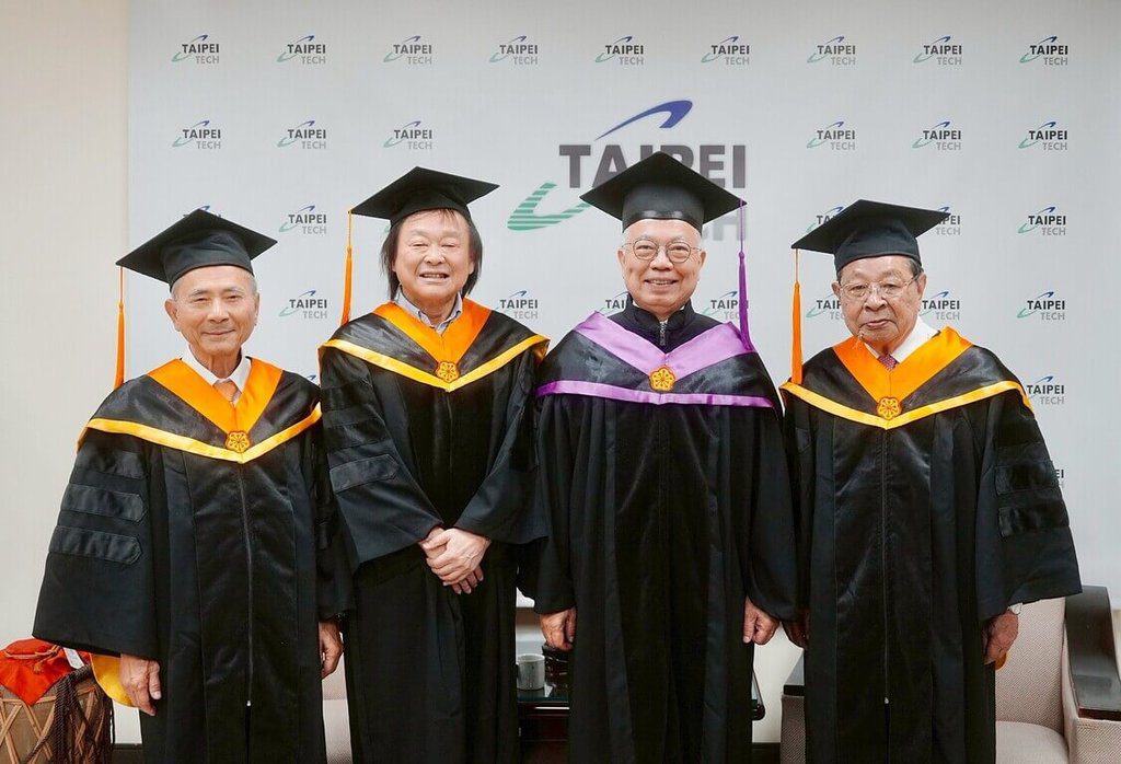 王世堅獲頒北科大名譽博士 回憶年少舊書攤感動 王世堅獲頒北科大名譽博士 回憶年少舊書攤感動