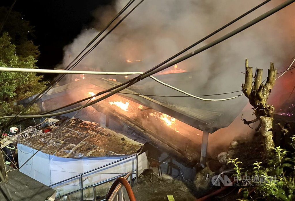 新北新店火警  4間鐵皮屋陷入火海、無人受困 新北新店火警  4間鐵皮屋陷入火海、無人受困