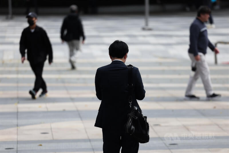 主計總處25日公布113年工業及服務業受僱員工全年總薪資中位數為新台幣54.6萬元，續創歷史新高，年增率4.03%則創102年以來最大增幅。圖為台北市中山區上班族。中央社記者吳家昇攝　114年11月25日