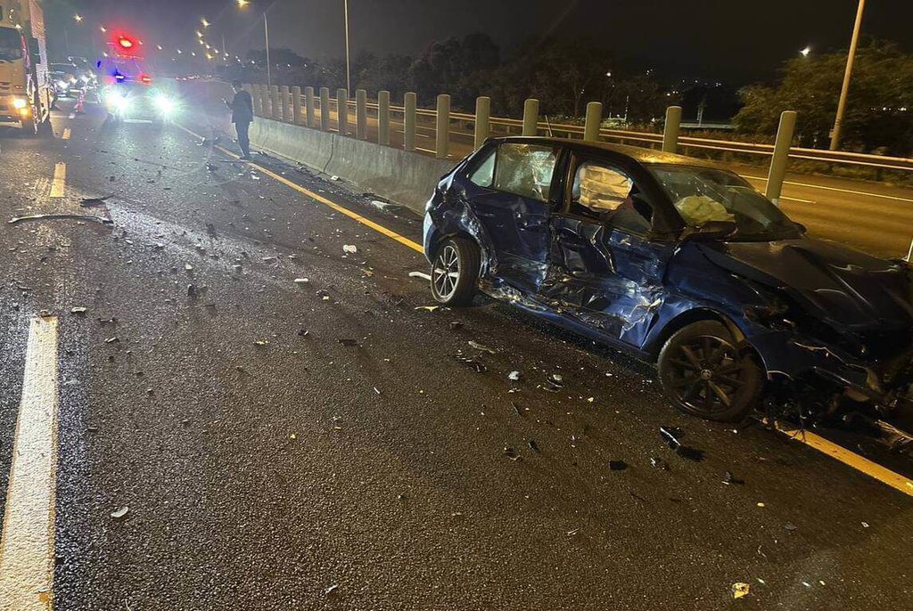 國3台南段金屬物品掉落 17車撞擊受損、4人受傷 國3台南段金屬物品掉落 17車撞擊受損、4人受傷