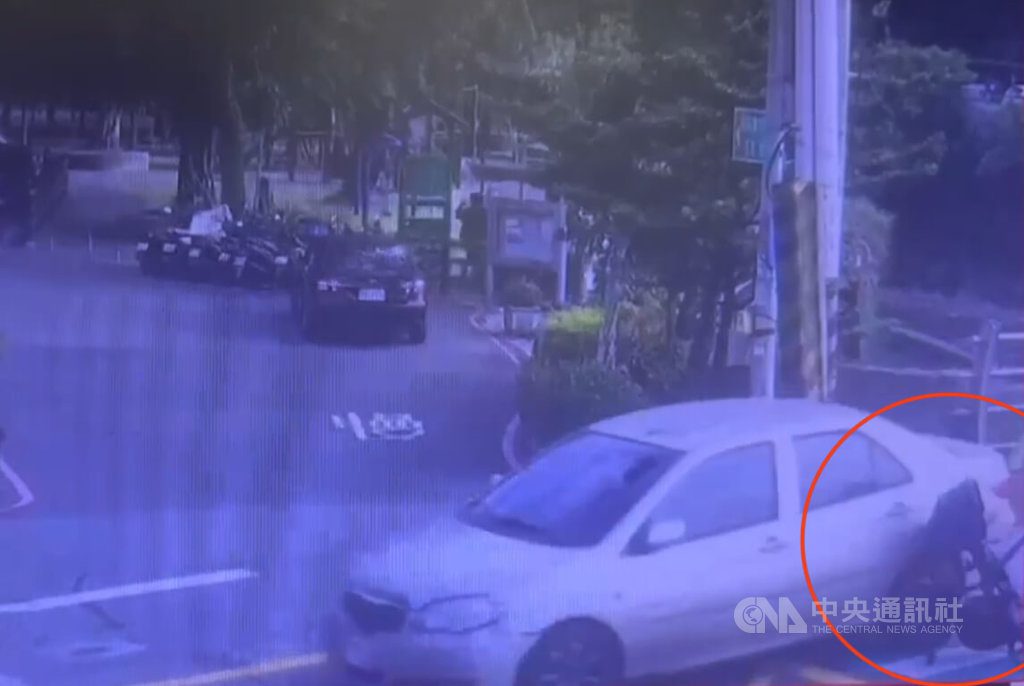 新北女推嬰兒車走斑馬線遭撞 警通知肇逃者到案 新北女推嬰兒車走斑馬線遭撞 警通知肇逃者到案