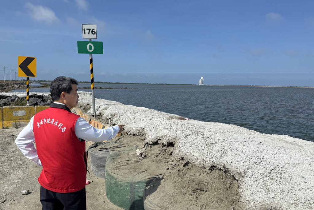 颱風鳳凰接近 台南沿海緊急工程防暴潮 颱風鳳凰接近 台南沿海緊急工程防暴潮