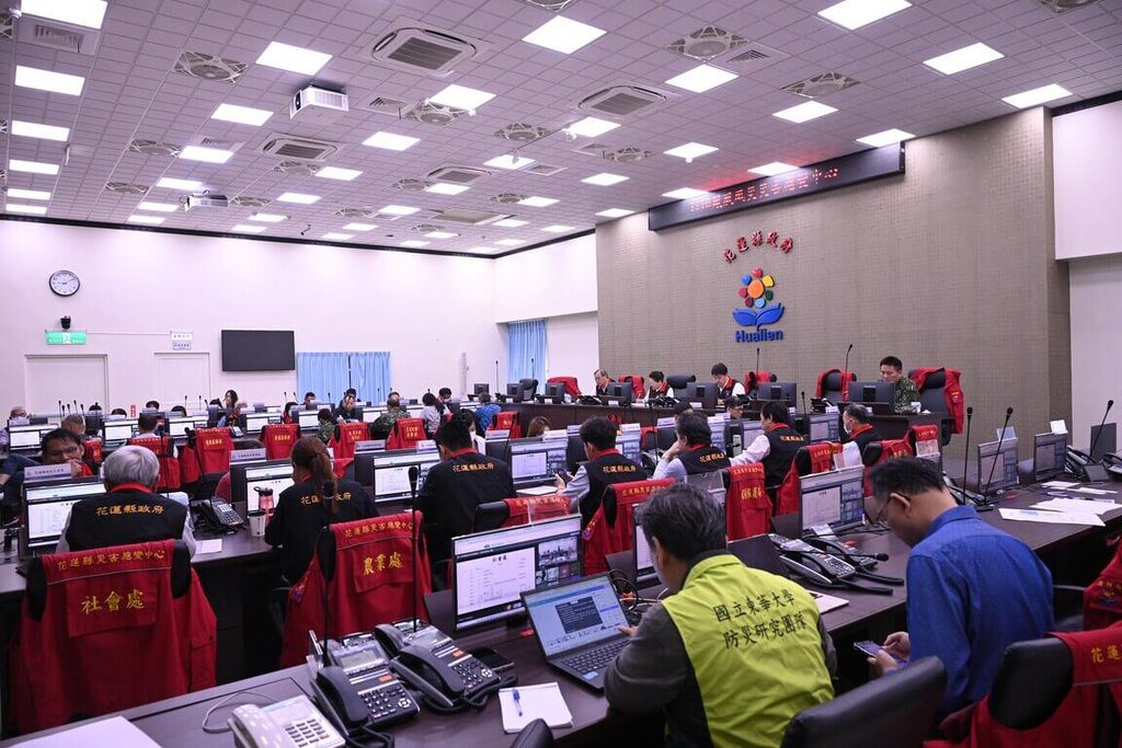 堰塞湖紅色警戒 花蓮消防、救護車協助撤離弱勢 堰塞湖紅色警戒 花蓮消防、救護車協助撤離弱勢