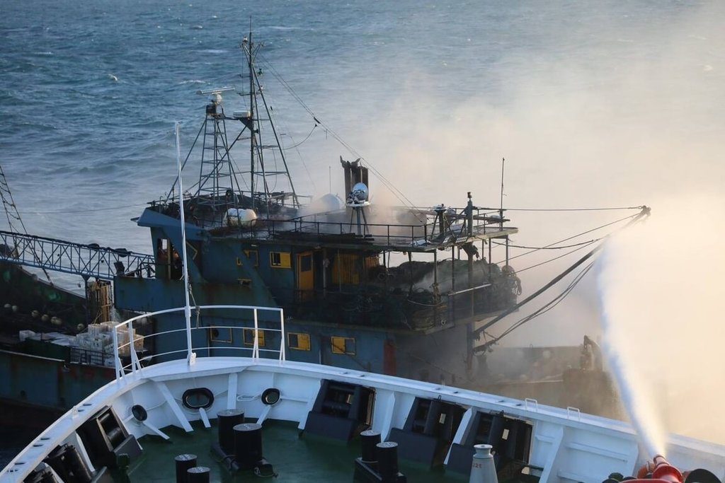 台北港外海中國漁船起火 海巡新竹艦馳援滅火救難 台北港外海中國漁船起火 海巡新竹艦馳援滅火救難