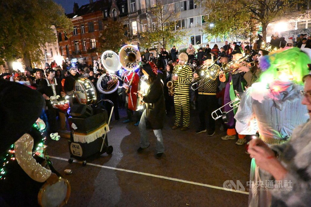 唱歌跳舞要糖果　萬聖夜逾千人布魯塞爾街頭狂歡