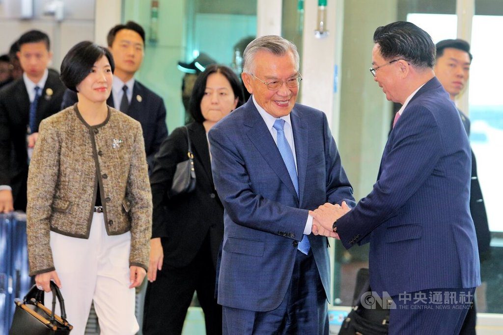 APEC落幕林信義率團返台　國安會秘書長吳釗燮接機