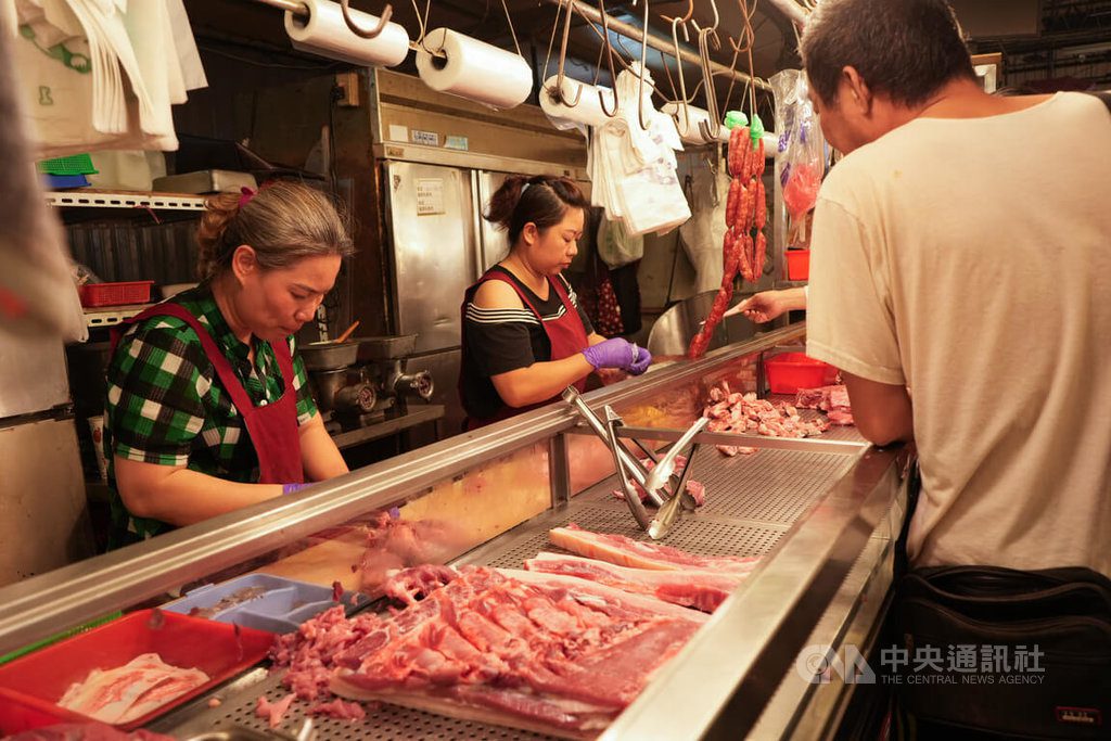 活豬拍賣恢復首日 屏東黃昏市場仍少見溫體肉 活豬拍賣恢復首日 屏東黃昏市場仍少見溫體肉
