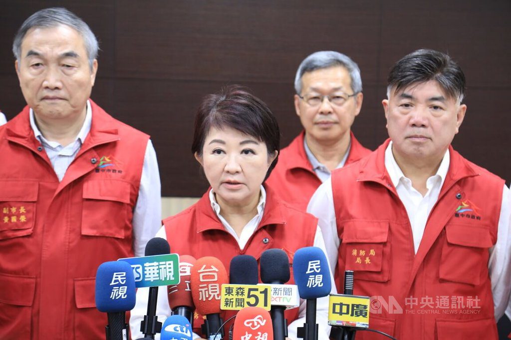 颱風鳳凰來襲 載有8人故障油輪被拖往台中港 颱風鳳凰來襲 載有8人故障油輪被拖往台中港