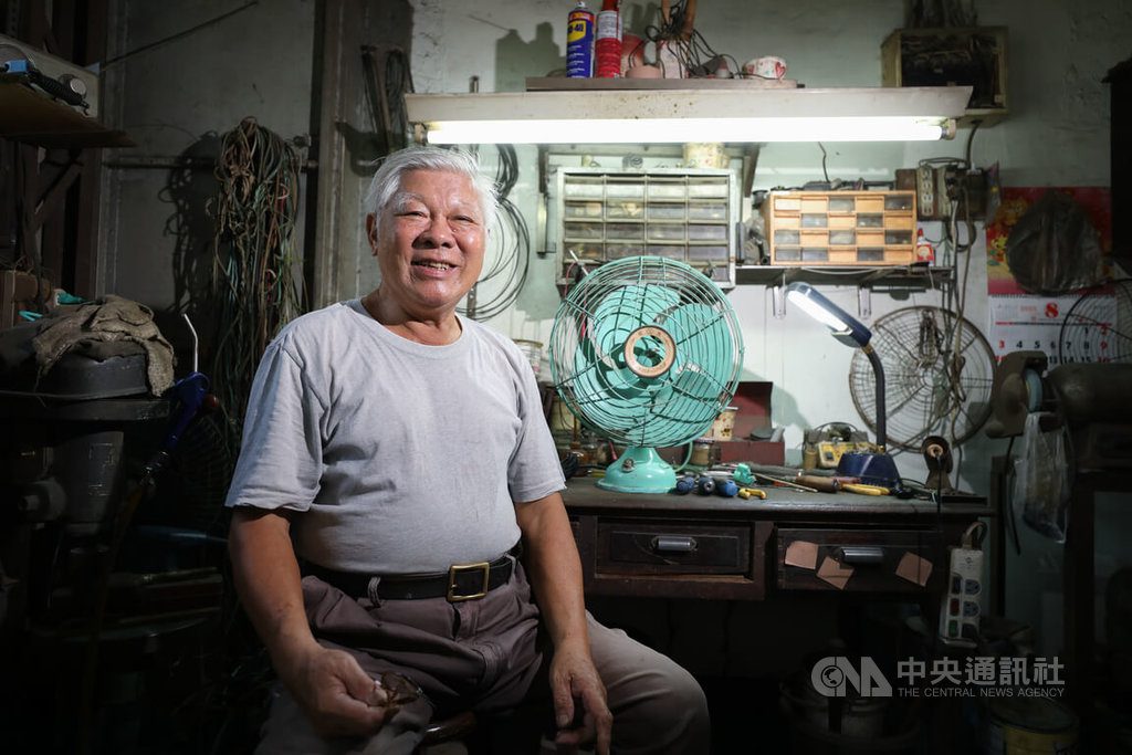 7旬匠人維修技藝精湛 老電扇轉動吹送懷舊涼意 7旬匠人維修技藝精湛 老電扇轉動吹送懷舊涼意