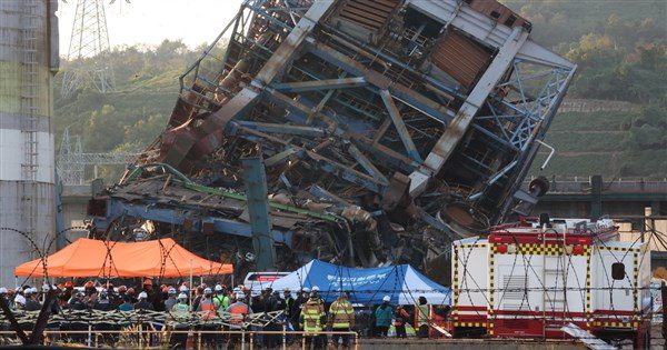 韓國蔚山發電廠鍋爐塔倒塌 7人被埋2人獲救 韓國蔚山發電廠鍋爐塔倒塌 7人被埋2人獲救