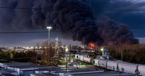 美國UPS貨機墜肯塔基州引發大火 警方稱有人受傷 美國UPS貨機墜肯塔基州引發大火 警方稱有人受傷