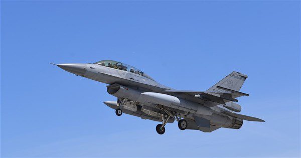 國防部：美方採2班制20小時　全力趕工F-16V交機