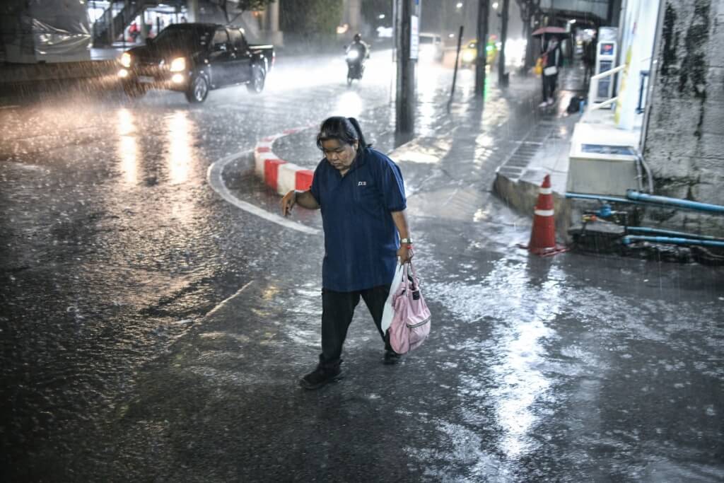 泰國暴雨釀洪災 曼谷封鎖淹水地下道 泰國暴雨釀洪災 曼谷封鎖淹水地下道