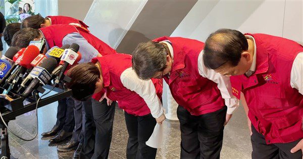 盧秀燕坦承非洲豬瘟防疫做不夠好 公開鞠躬道歉 盧秀燕坦承非洲豬瘟防疫做不夠好 公開鞠躬道歉