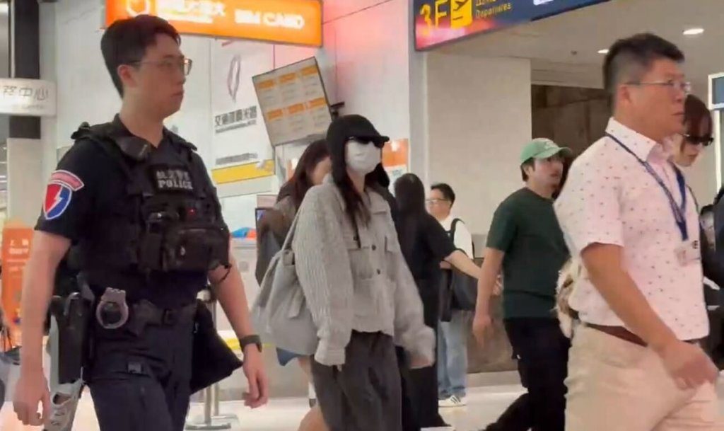 TWICE抵達高雄機場 數百名粉絲熱情接機 TWICE抵達高雄機場 數百名粉絲熱情接機