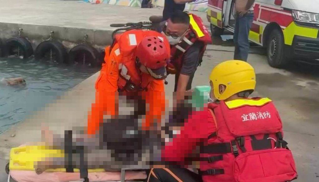 釣客宜蘭桶盤堀漁港遭浪捲落海 友人救起送醫不治 釣客宜蘭桶盤堀漁港遭浪捲落海 友人救起送醫不治