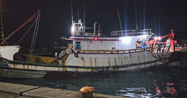 漁船翻覆3失蹤 救援友船轉述:船長有游出船艙 漁船翻覆3失蹤 救援友船轉述:船長有游出船艙