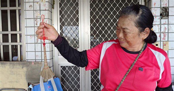 7旬許秋月製作槺榔掃帚半世紀 創新迷你版吊飾 7旬許秋月製作槺榔掃帚半世紀 創新迷你版吊飾