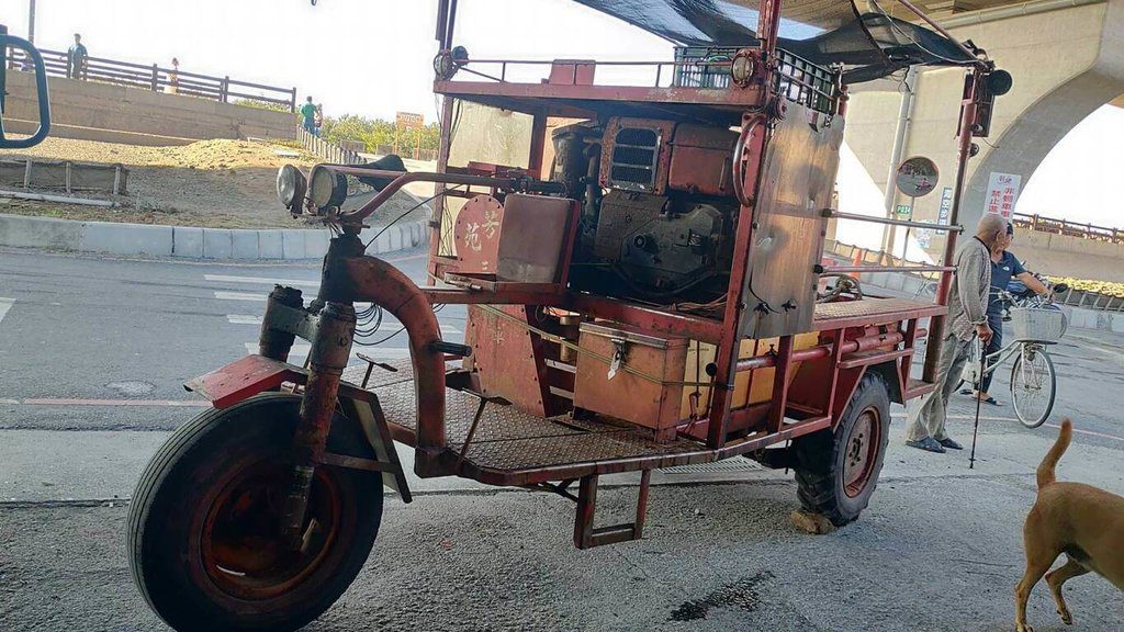 彰化芳苑潮間帶觀光鐵牛蚵車翻覆 釀10人擦挫傷 彰化芳苑潮間帶觀光鐵牛蚵車翻覆 釀10人擦挫傷