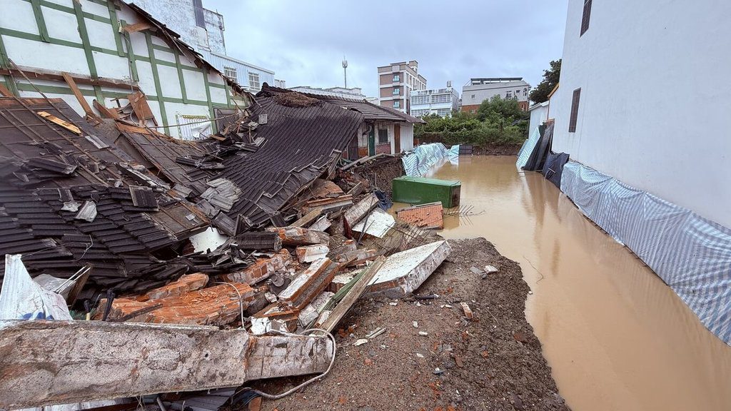連日大雨 台東市逾60年老舊瓦屋倒塌 連日大雨 台東市逾60年老舊瓦屋倒塌