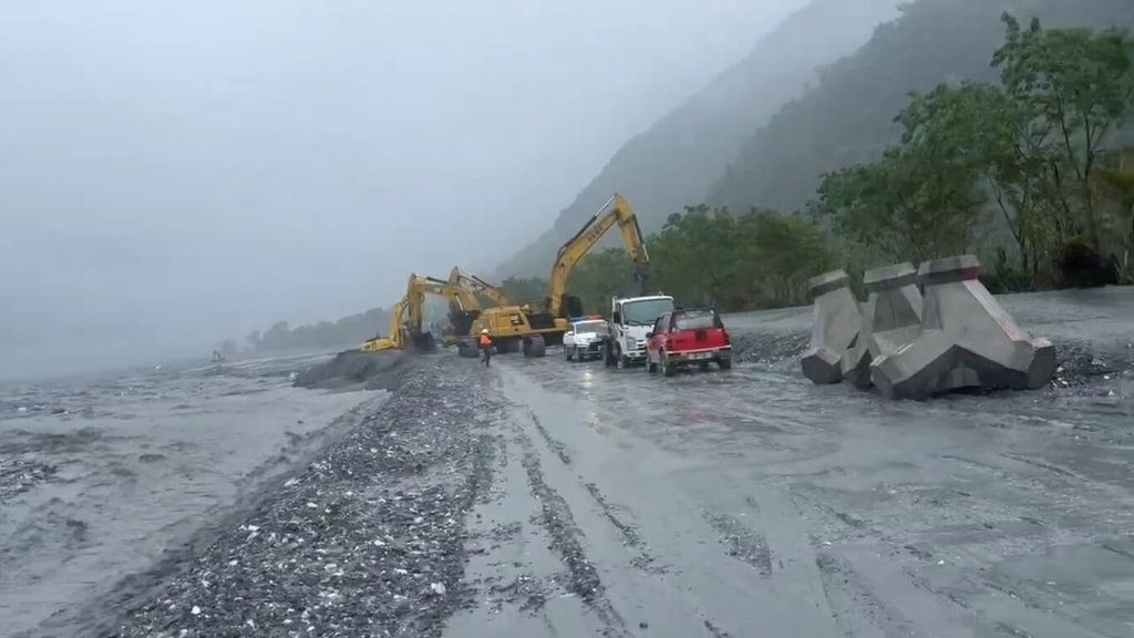 馬太鞍溪暴漲明利村淹水2天 水利署拋鼎塊阻水 馬太鞍溪暴漲明利村淹水2天 水利署拋鼎塊阻水