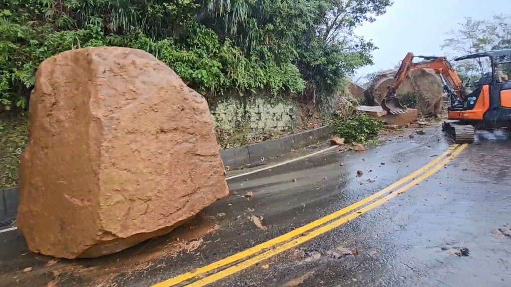 新北雙溪102線30噸落石占道 估晚間搶通 新北雙溪102線30噸落石占道 估晚間搶通