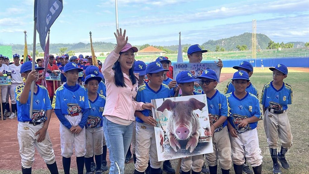 耕元盃棒球賽落幕 冠軍與啦啦隊加碼獲1頭豬獎勵 耕元盃棒球賽落幕 冠軍與啦啦隊加碼獲1頭豬獎勵