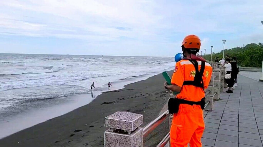 颱風鳳凰逼近 海巡署:違法入公告警戒區將開罰 颱風鳳凰逼近 海巡署:違法入公告警戒區將開罰