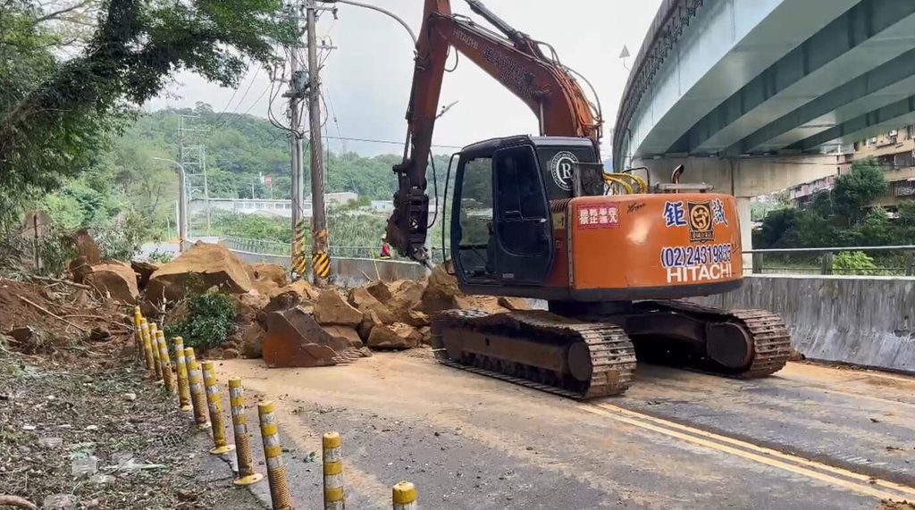 基隆興隆街邊坡崩塌 50噸落石占道雙向中斷 基隆興隆街邊坡崩塌 50噸落石占道雙向中斷