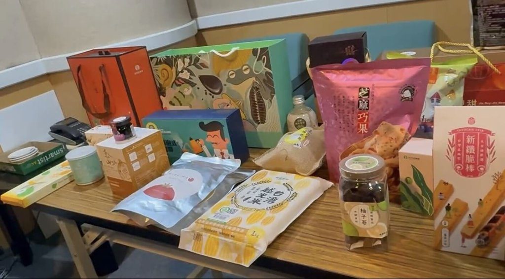 台南群眾熱烈歡迎黃仁勳 黃偉哲準備精選伴手禮 台南群眾熱烈歡迎黃仁勳 黃偉哲準備精選伴手禮