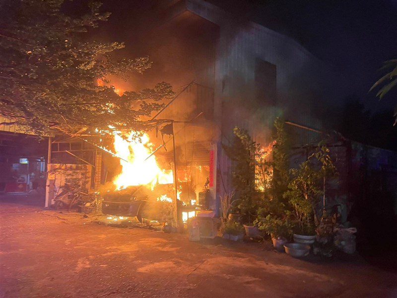 台中住宅疑遭縱火母女1死1傷 烏日警帶回涉案人調查