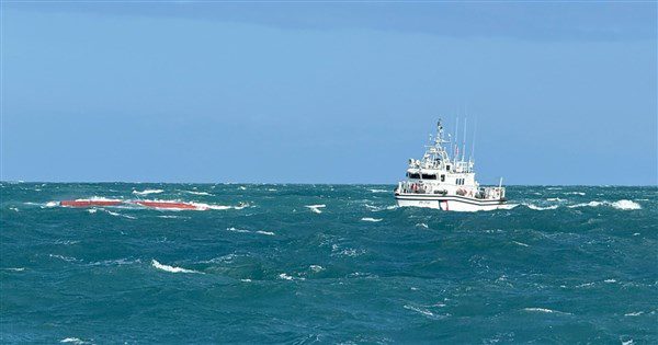 淡水外海漁船翻覆尋獲船長遺體 2印尼船員仍失蹤 淡水外海漁船翻覆尋獲船長遺體 2印尼船員仍失蹤