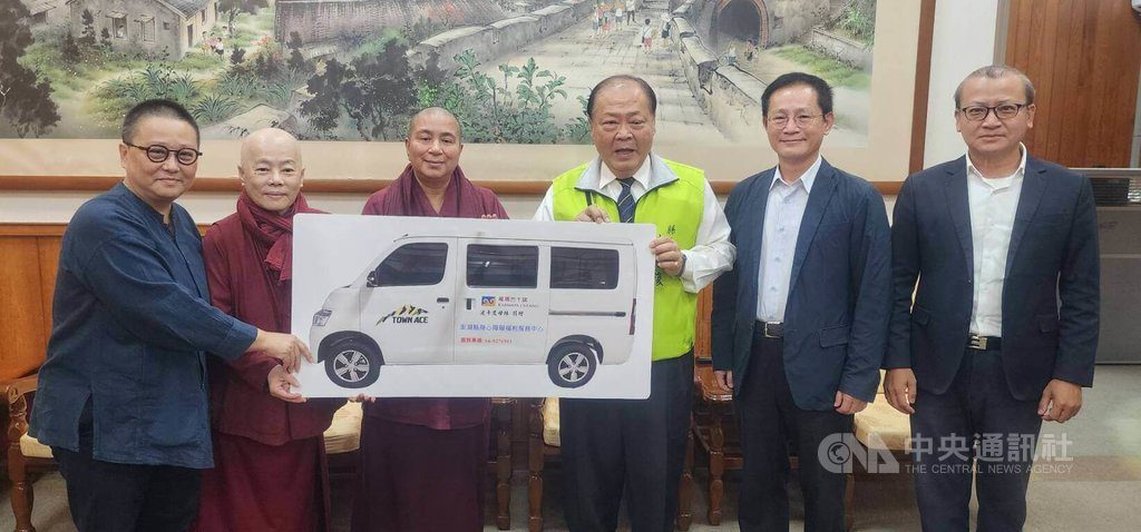 跨海捐車送暖 助澎湖身障者交通更便利 跨海捐車送暖 助澎湖身障者交通更便利