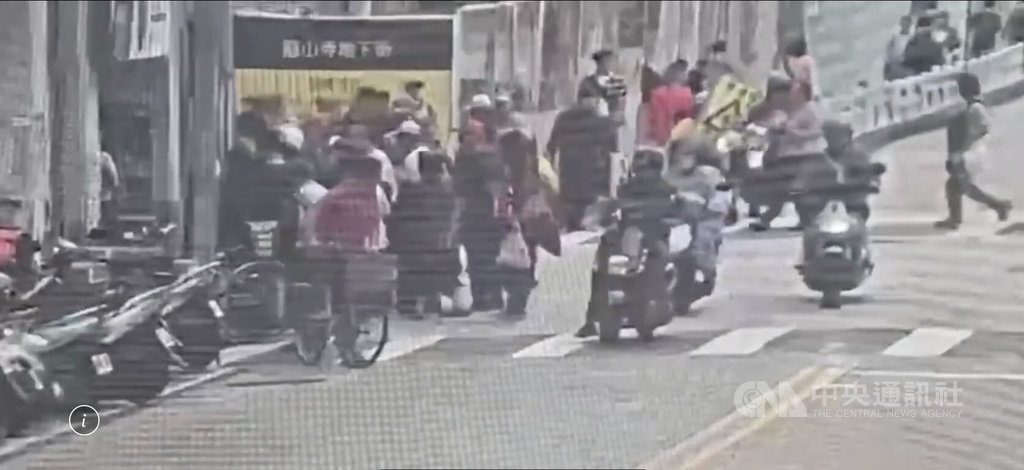 北市龍山寺外疑買賣個資　萬華警通知涉案5男說明