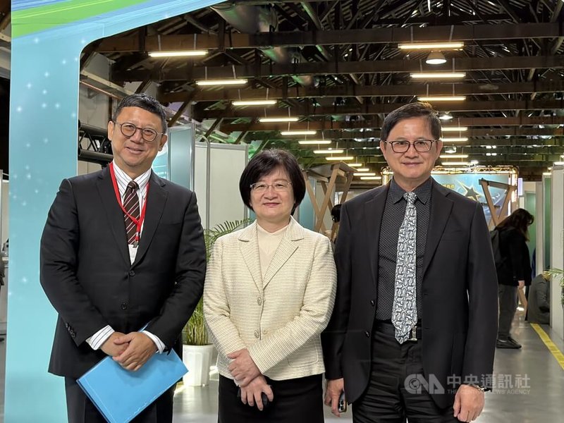 和碩董事長童子賢（右1）26日出席經濟部科技新創競賽頒獎典禮受訪表示，台積電提告前資深副總經理羅唯仁轉任英特爾涉洩密，將考驗台灣在智財權跨國處理的司法實務運作。中央社記者吳家豪攝　114年11月26日