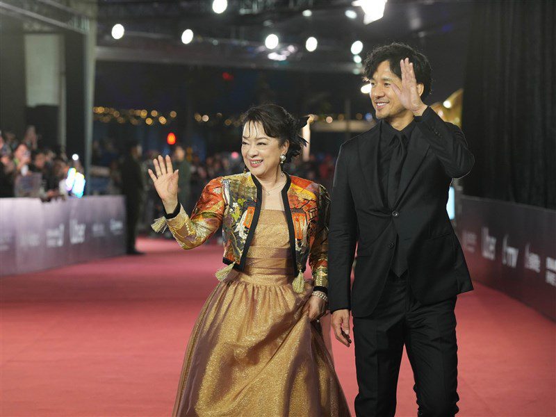 西島秀俊偕翁倩玉走金馬紅毯 最想吃台灣豆花 西島秀俊偕翁倩玉走金馬紅毯 最想吃台灣豆花